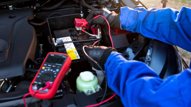 Comment diagnostiquer les problèmes de batterie de voiture en hiver avec un multimètre : guide pratique