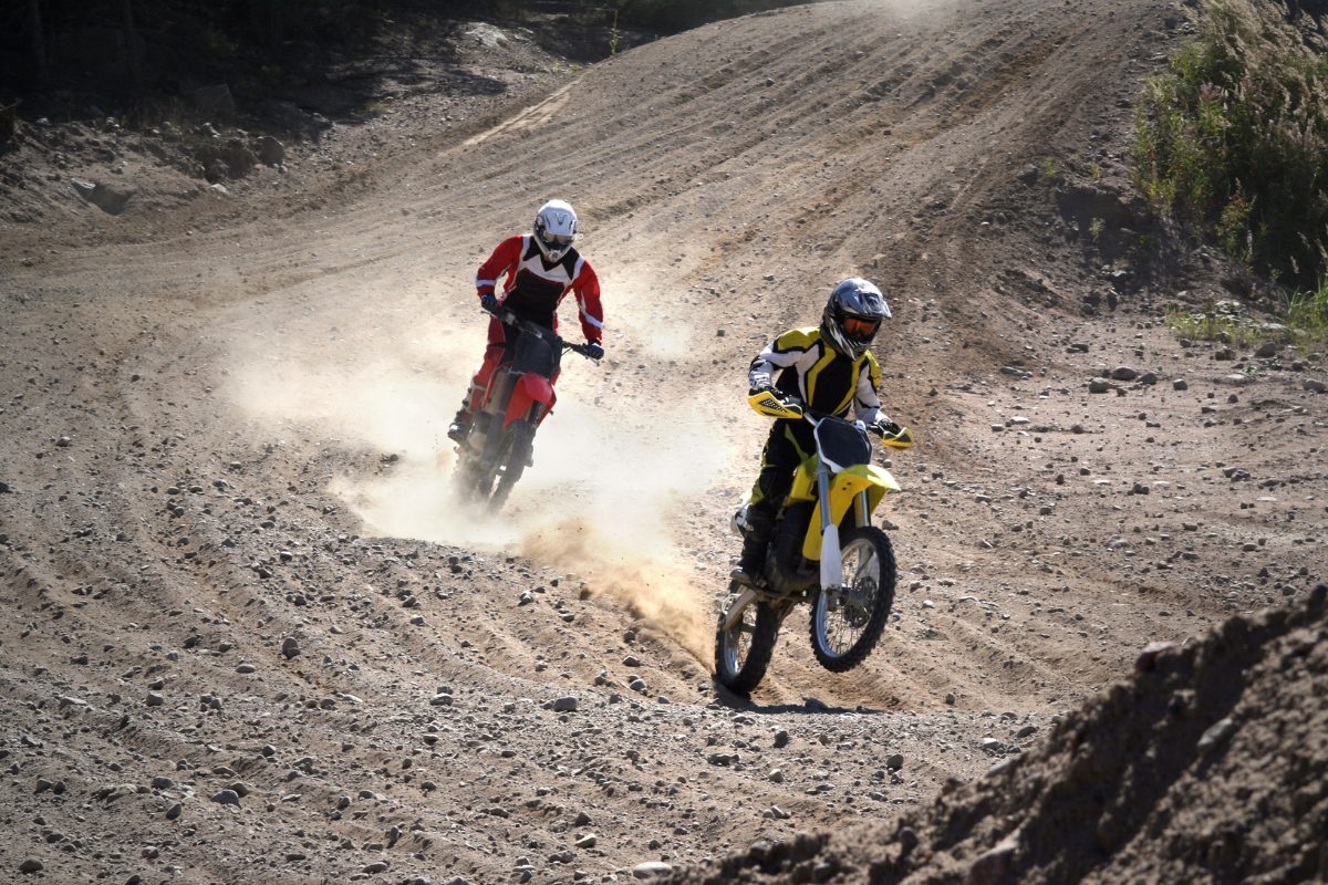 Les clés pour une sécurité maximale en motocross : conseils et astuces pour les conducteurs de moto homologuée