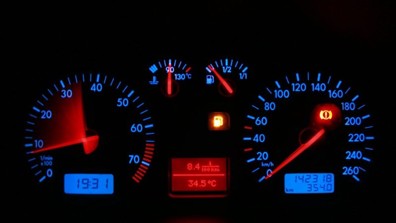 Comprendre les voyants du tableau de bord pour une conduite sereine et sûre